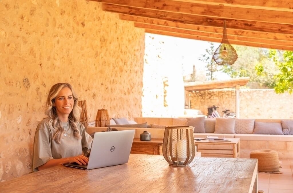 Frau sitzt auf Mallorca am Laptop