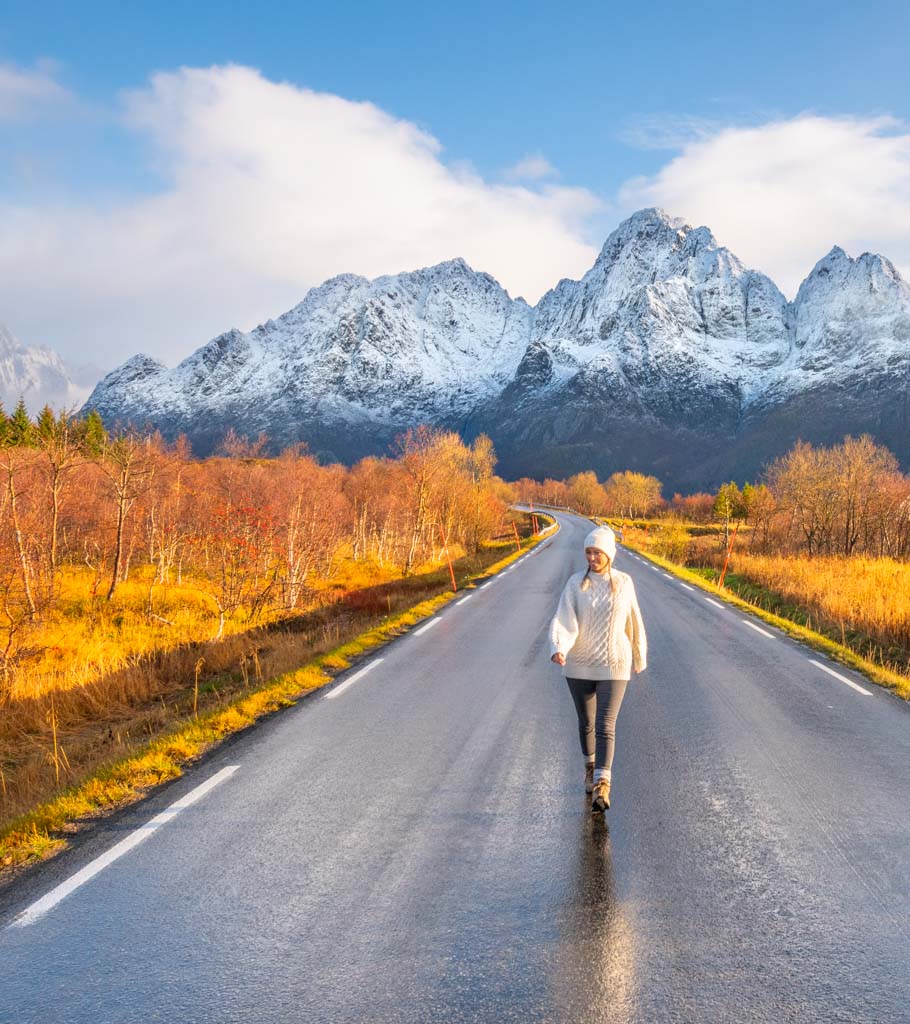 Frau geht vor Bergkulisse in Norwegen