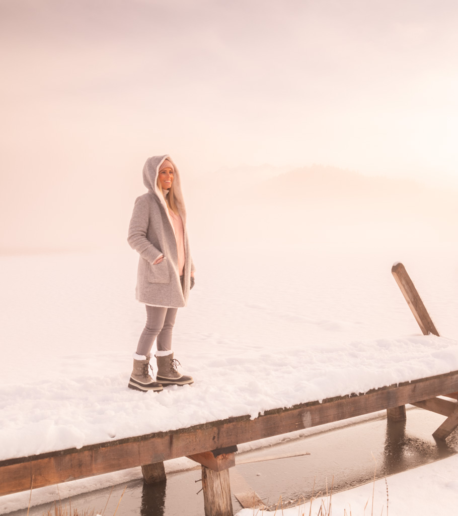 Frau steht in Winterlandschaft