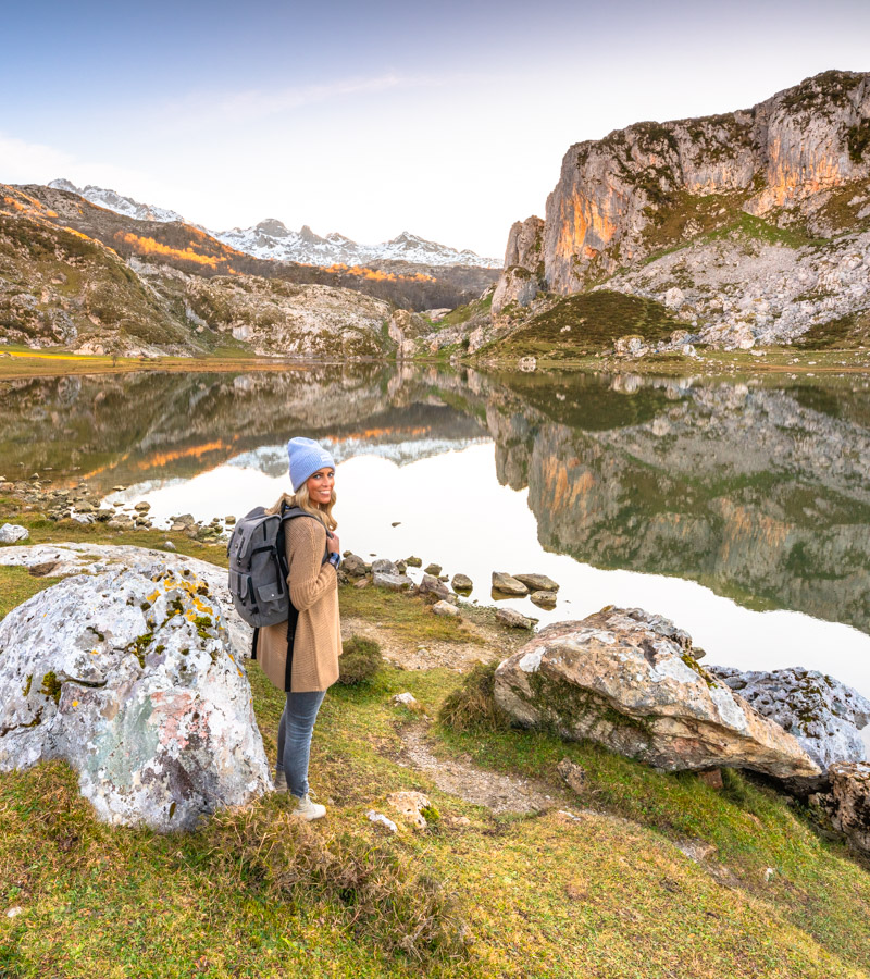 Frau steht im Gebirge von Nordspanien