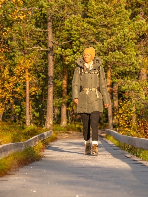Zeit hat man nicht, Zeit nimmt man sich. So wie diese Frau, die auf Holzstegen wandert.