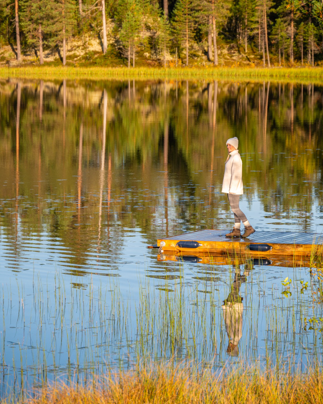 Eine Frau schaut gedankenversunken auf einen See in Norwegen und fragt sich, warum sie mit ihrem Business nicht vorankommt.