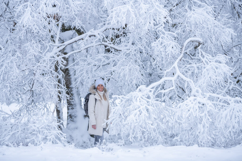 Um es auf den Punkt zu bringen: der rote Faden, den ich mir so sorgfältig zurechtgelegt hatte, war leise – aber spürbar – wieder mal gerissen. Und ich? War komplett überfordert von den vielen Möglichkeiten. Wieder mal. Und nein: Vorsätze scheitern selten an fehlender Disziplin. Vor allem nicht bei Frauen wie dir, die einen hohen Anspruch an sich und ihr Business haben. Denen es wirklich am Herzen liegt, was sie tun.