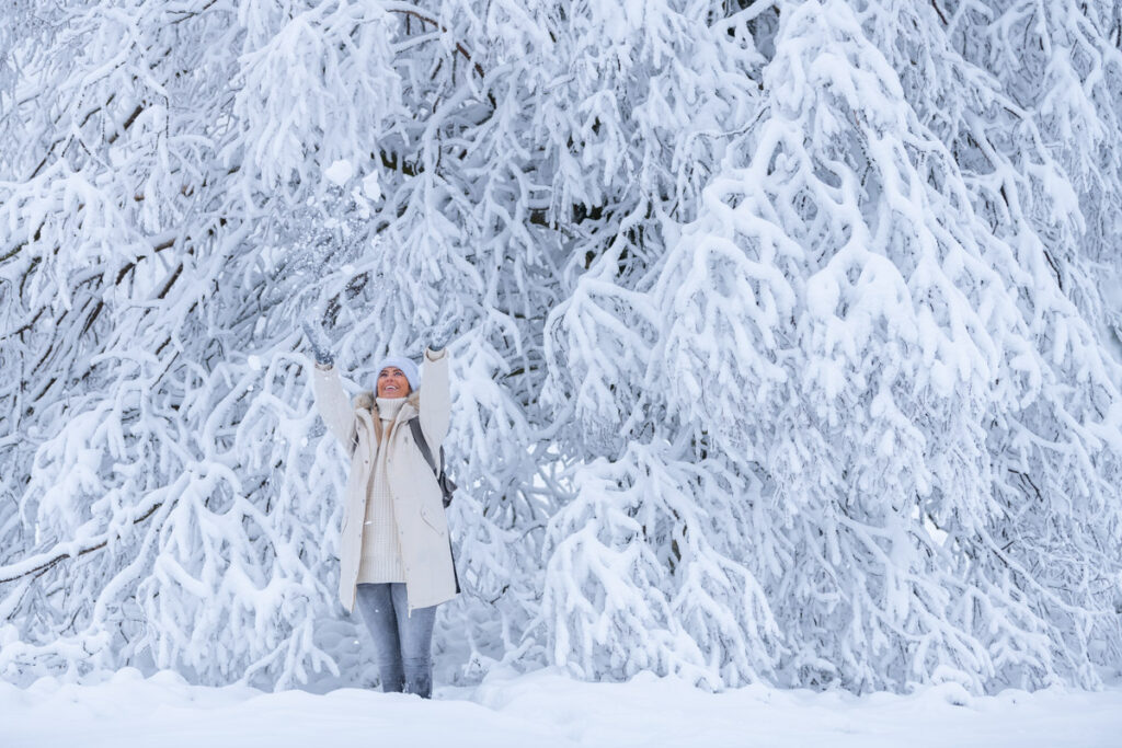 Frau in Schneelandschaft